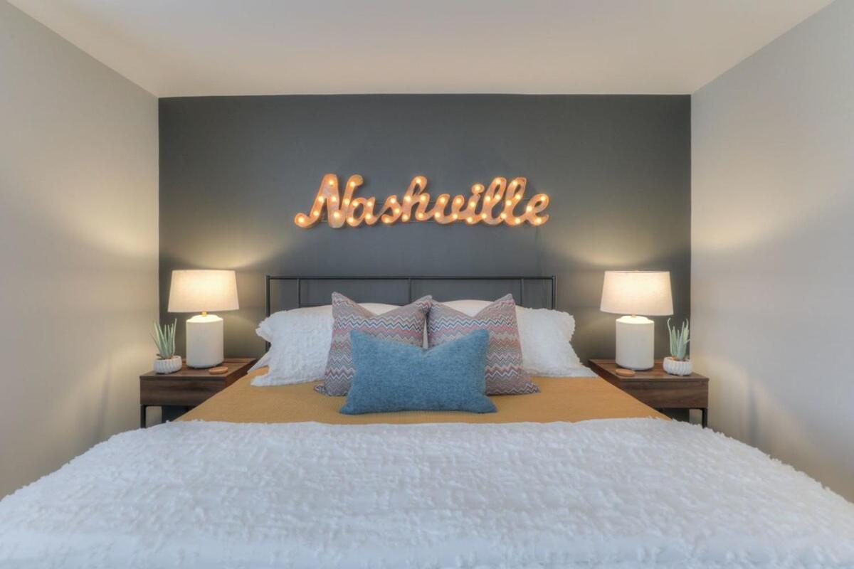 Walk To Broadway Riverfront Condo With Pool ナッシュビル エクステリア 写真
