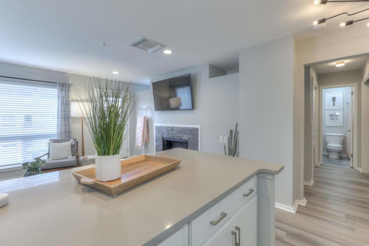 Walk To Broadway Riverfront Condo With Pool ナッシュビル エクステリア 写真