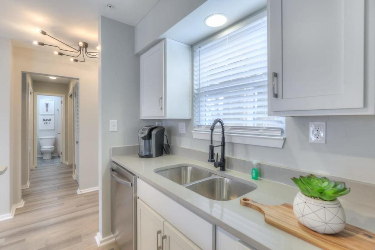 Walk To Broadway Riverfront Condo With Pool ナッシュビル エクステリア 写真
