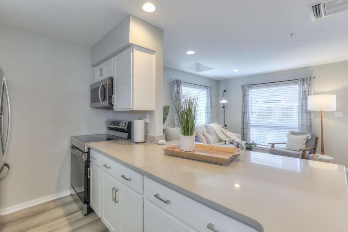 Walk To Broadway Riverfront Condo With Pool ナッシュビル エクステリア 写真