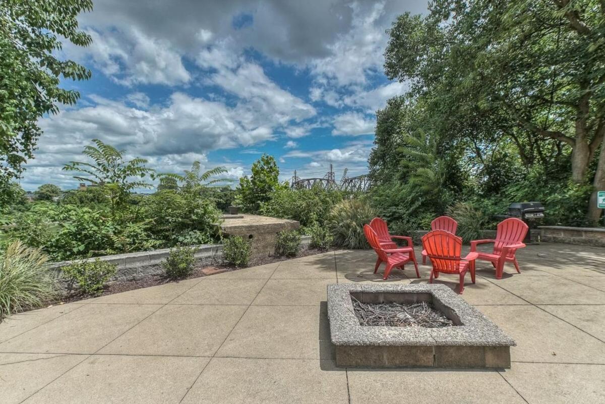 Walk To Broadway Riverfront Condo With Pool ナッシュビル エクステリア 写真