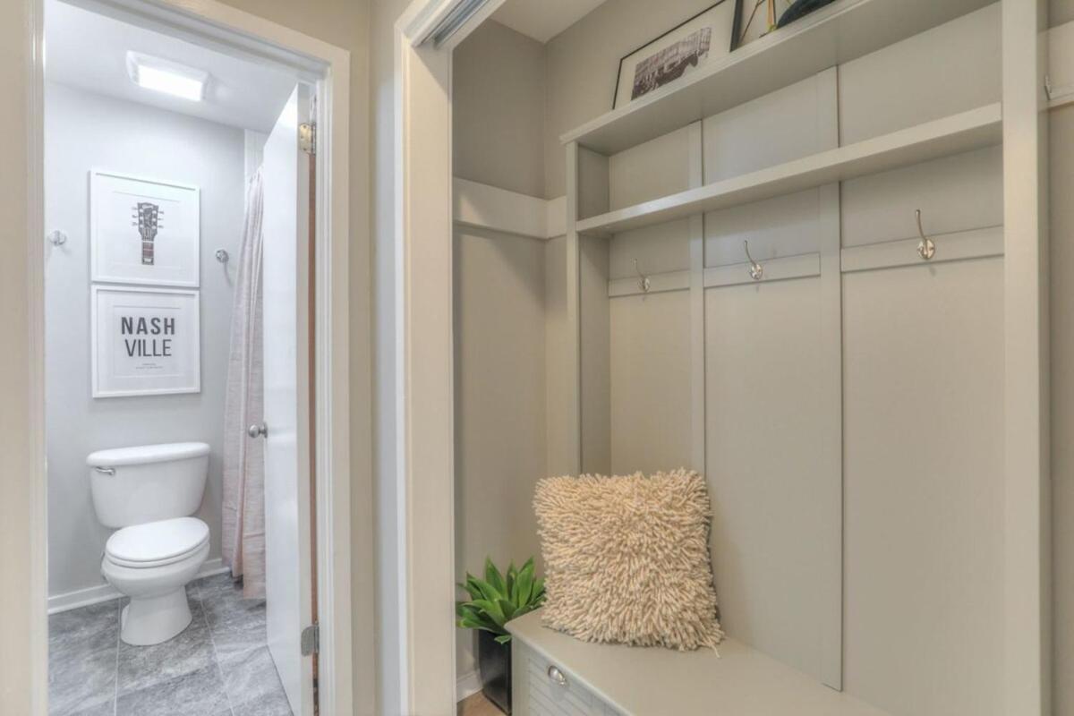 Walk To Broadway Riverfront Condo With Pool ナッシュビル エクステリア 写真