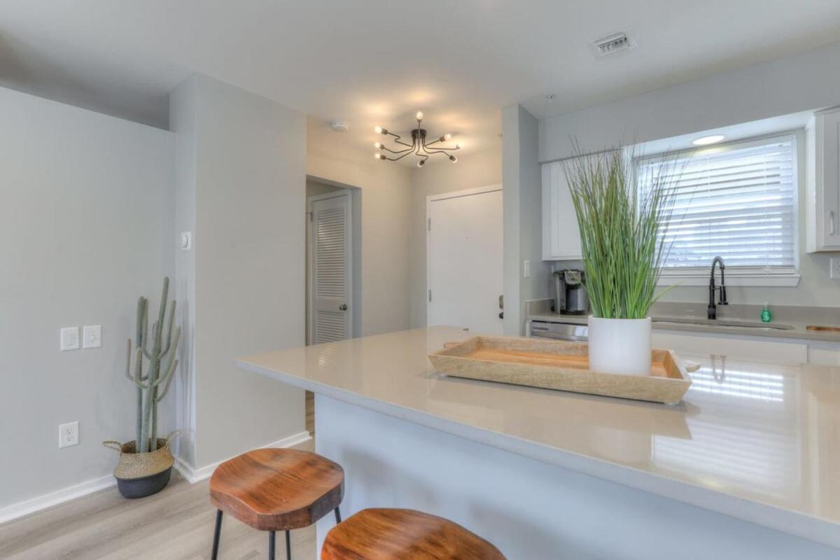Walk To Broadway Riverfront Condo With Pool ナッシュビル エクステリア 写真