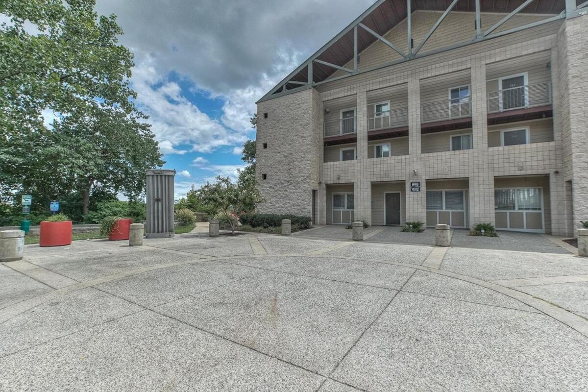Walk To Broadway Riverfront Condo With Pool ナッシュビル エクステリア 写真